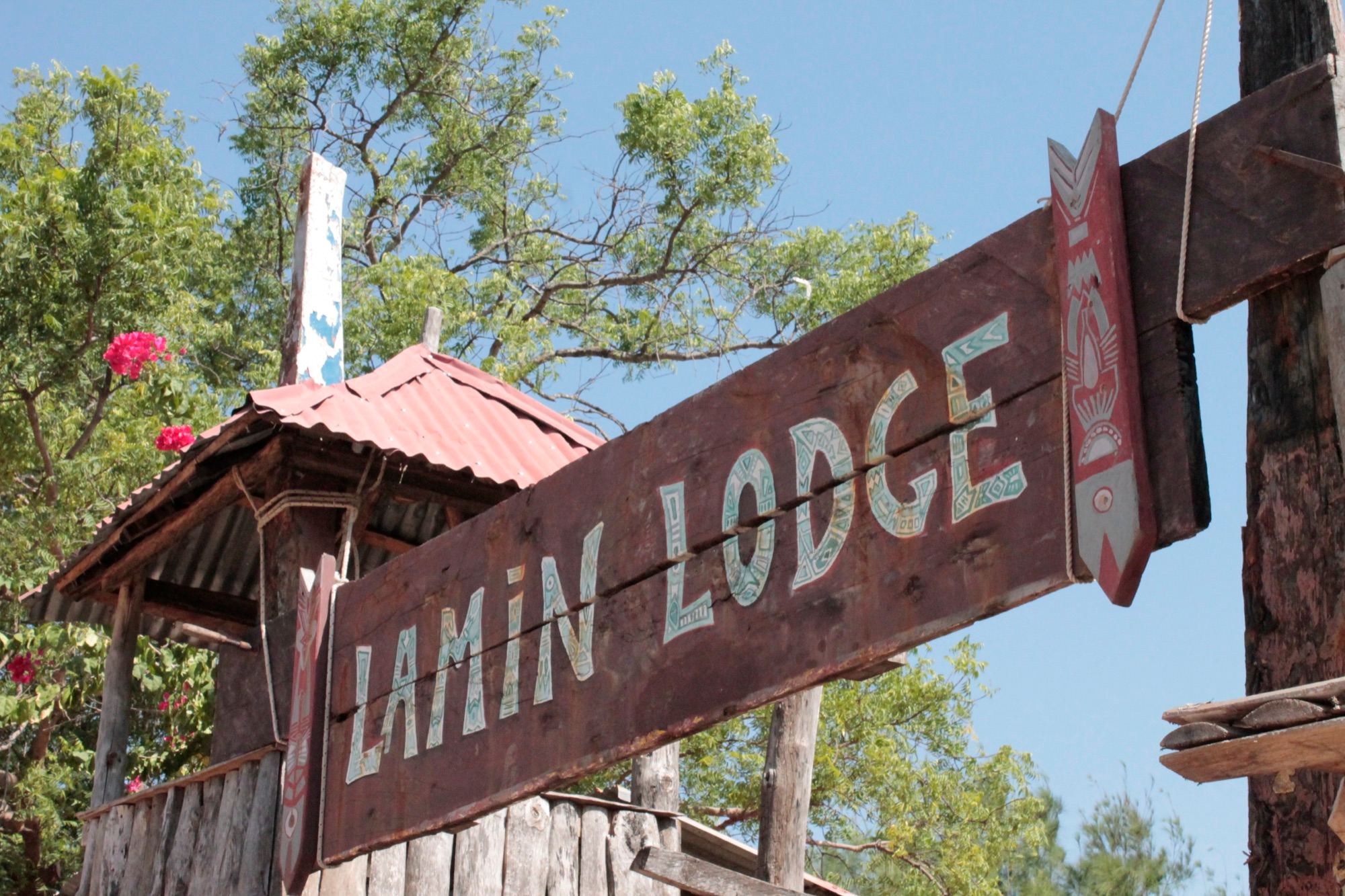 Welkomstbord van Lamin Lodge